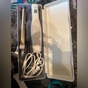 Electric carving knife. Used twice. In perfect condition in original box